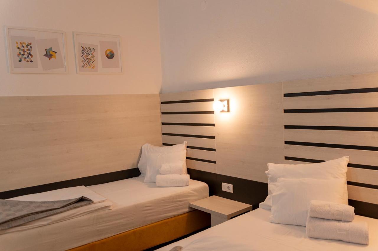 Garni Hotel 11Tica Dm Novi Sad Exterior foto