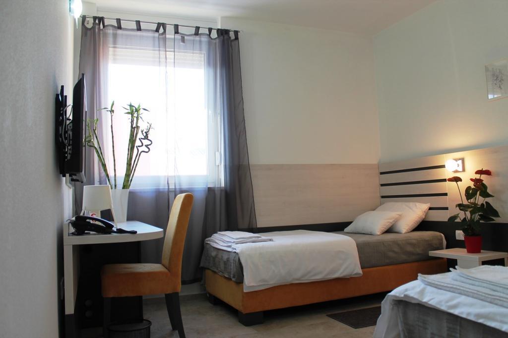 Garni Hotel 11Tica Dm Novi Sad Exterior foto