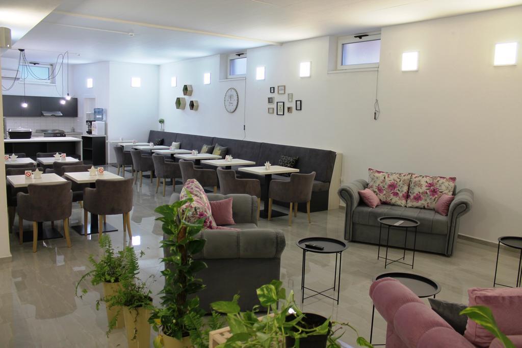 Garni Hotel 11Tica Dm Novi Sad Exterior foto