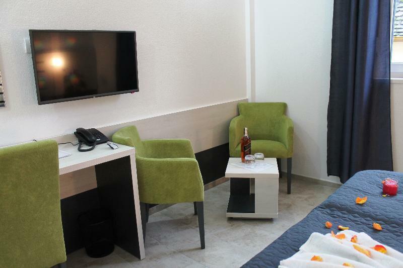 Garni Hotel 11Tica Dm Novi Sad Exterior foto