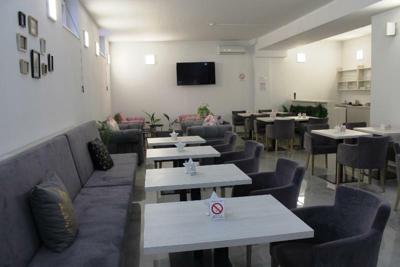 Garni Hotel 11Tica Dm Novi Sad Exterior foto